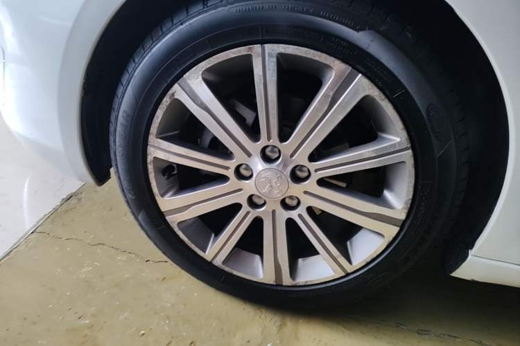 Used Peugeot 408 2014 1.8L Automatic Luxury Edition Left Front Wheel Hub