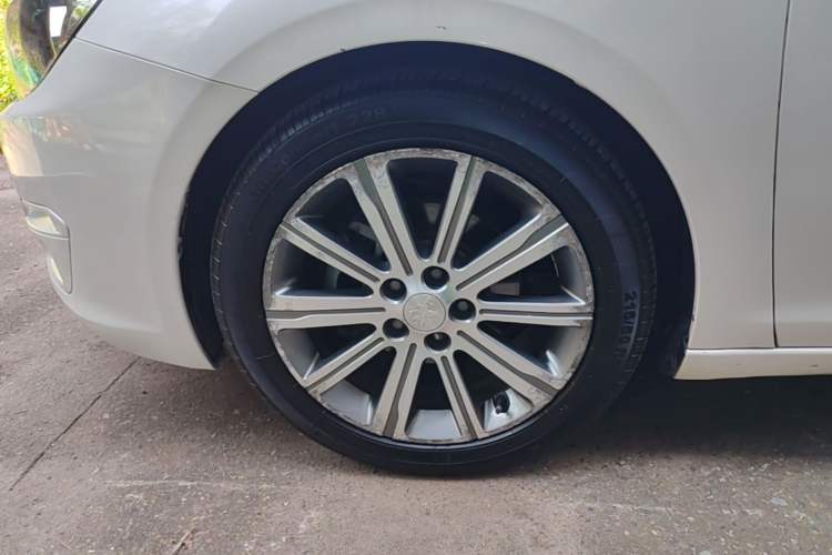 Used Peugeot 408 2014 1.8L Automatic Luxury Edition Left Front Wheel Hub