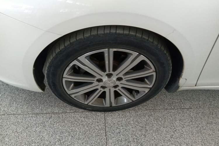 Used Peugeot 408 2014 1.8L Automatic Luxury Edition Left Front Wheel Hub