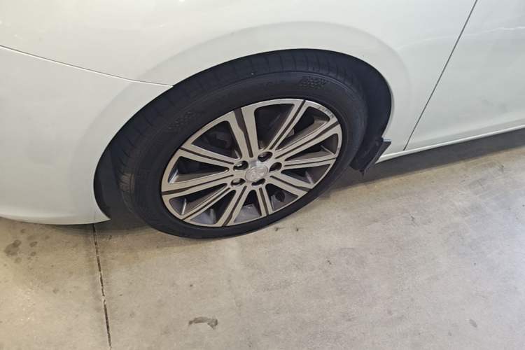 Used Peugeot 408 2014 1.8L Automatic Luxury Edition Left Front Wheel Hub