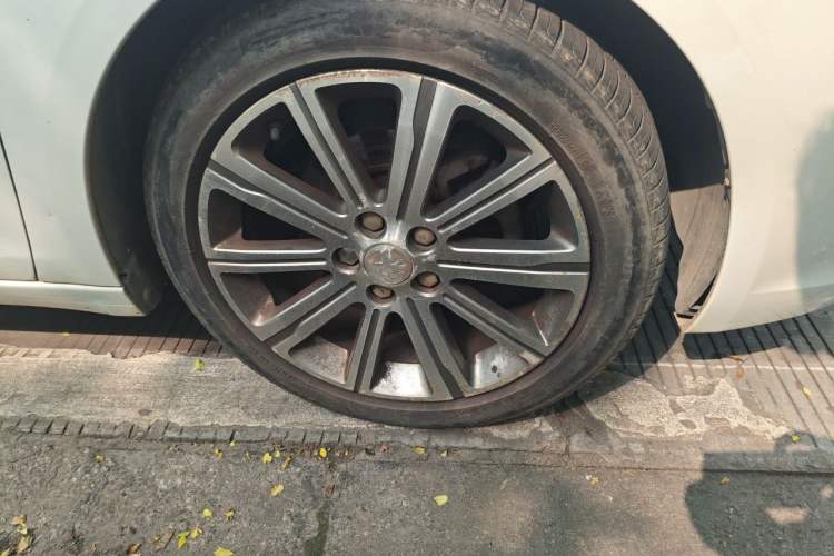 Used Peugeot 408 2014 1.8L Automatic Luxury Edition Right Front Wheel Hub