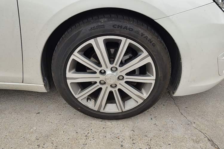 Used Peugeot 408 2014 1.8L Automatic Luxury Edition Right Front Wheel Hub