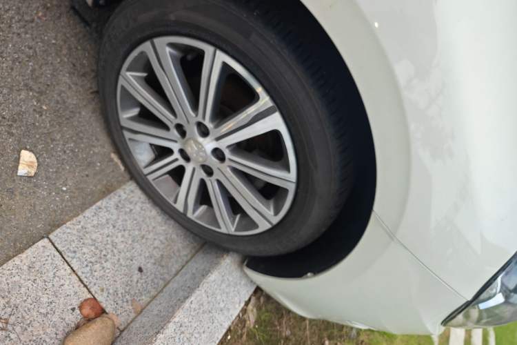 Used Peugeot 408 2014 1.8L Automatic Luxury Edition Right Front Wheel Hub