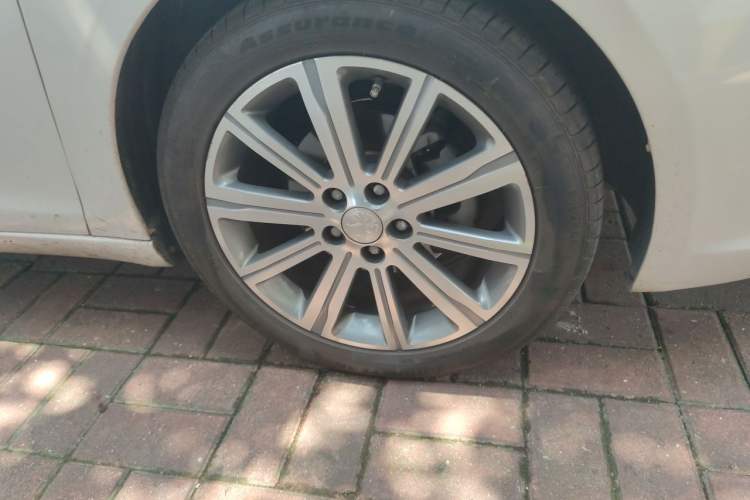 Used Peugeot 408 2014 1.8L Automatic Luxury Edition Right Front Wheel Hub