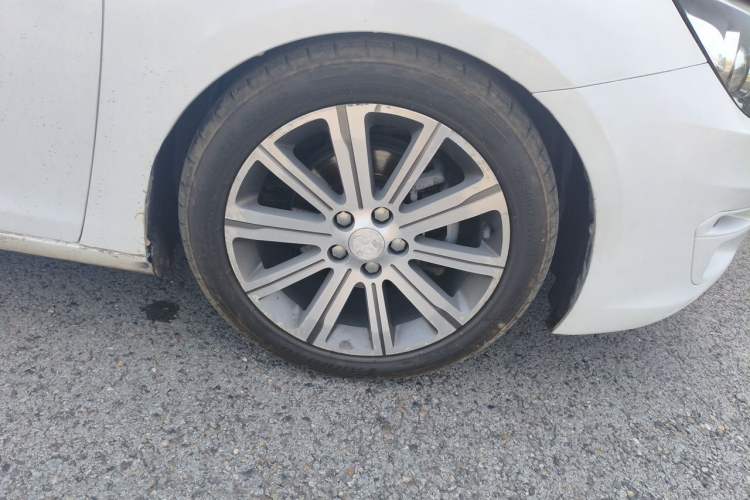 Used Peugeot 408 2014 1.8L Automatic Luxury Edition Right Front Wheel Hub