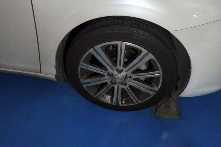 Used Peugeot 408 2014 1.8L Automatic Luxury Edition Right Front Wheel Hub