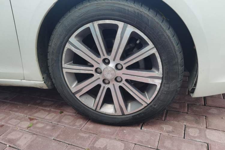 Used Peugeot 408 2014 1.8L Automatic Luxury Edition Right Front Wheel Hub