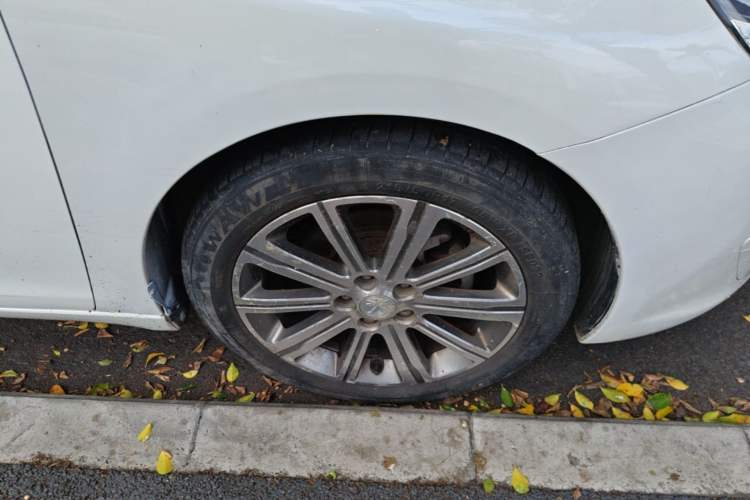 Used Peugeot 408 2014 1.8L Automatic Luxury Edition Right Front Wheel Hub