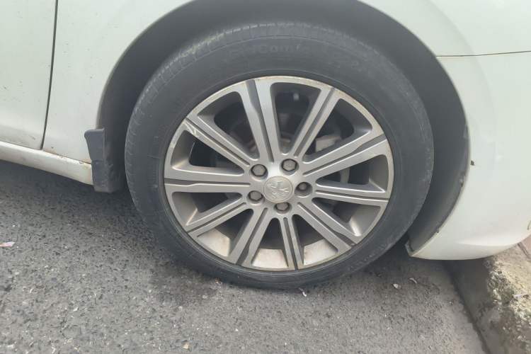 Used Peugeot 408 2014 1.8L Automatic Luxury Edition Right Front Wheel Hub