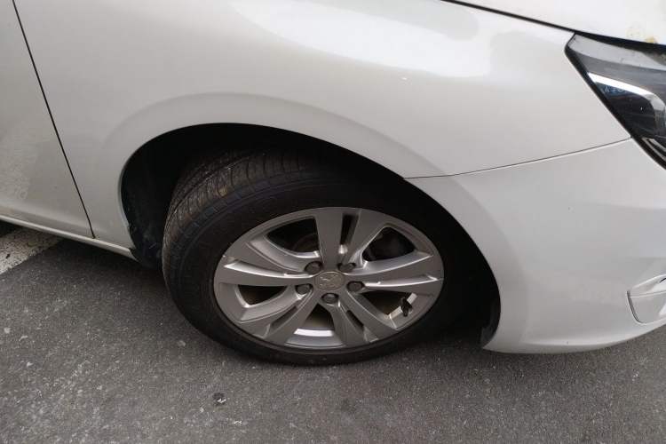 Used Peugeot 408 2014 1.8L Automatic Leading Edition Right Front Wheel Hub
