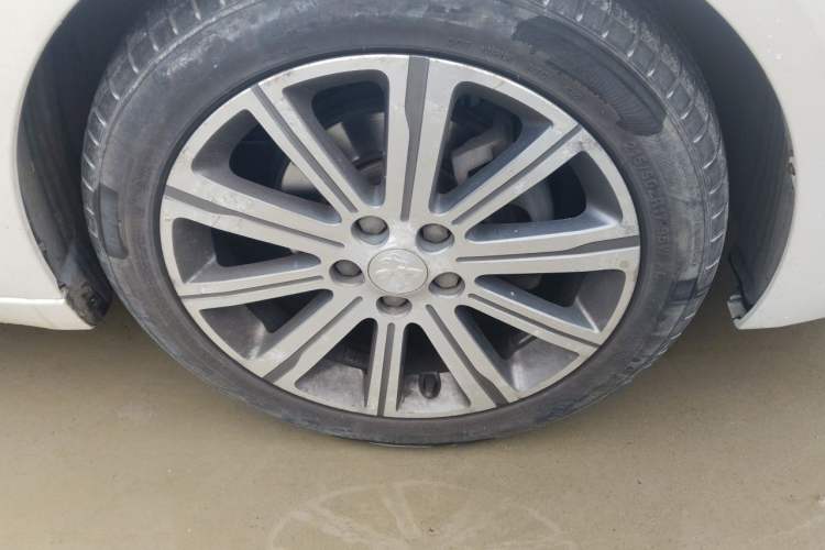 Used Peugeot 408 2014 1.8L Automatic Luxury Edition Right Front Wheel Hub