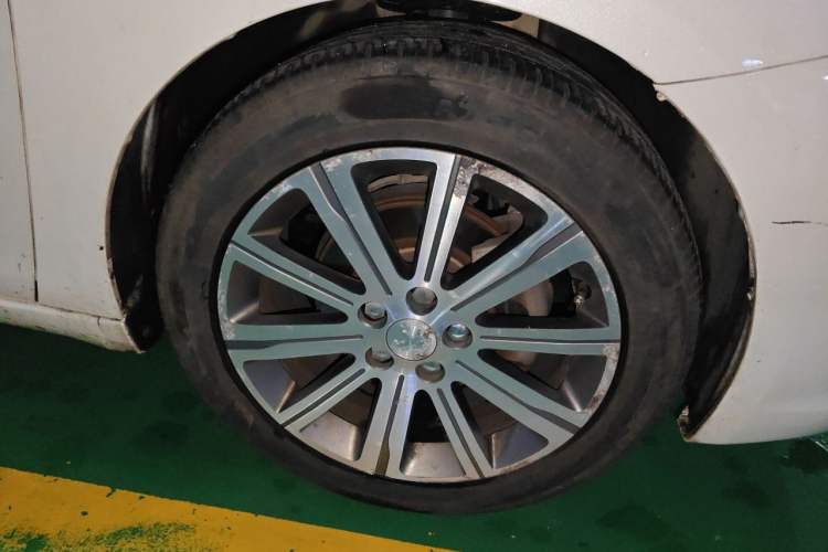 Used Peugeot 408 2014 1.8L Automatic Luxury Edition Right Front Wheel Hub