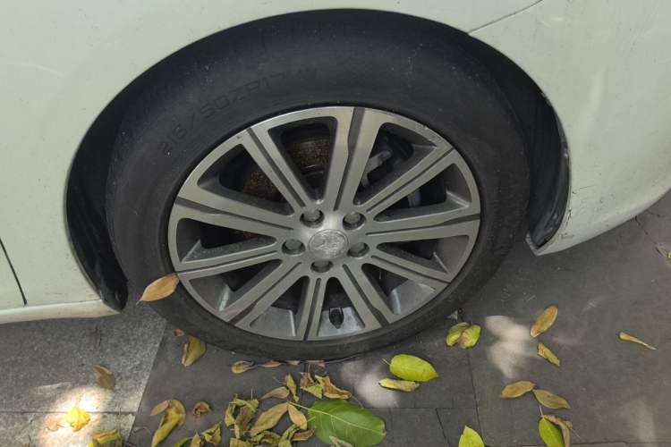 Used Peugeot 408 2014 1.8L Automatic Luxury Edition Right Front Wheel Hub