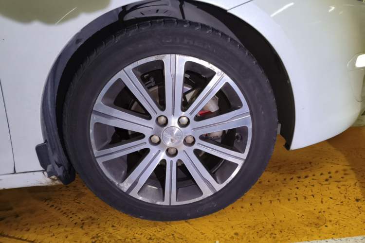 Used Peugeot 408 2014 1.8L Automatic Leading Edition Right Front Wheel Hub