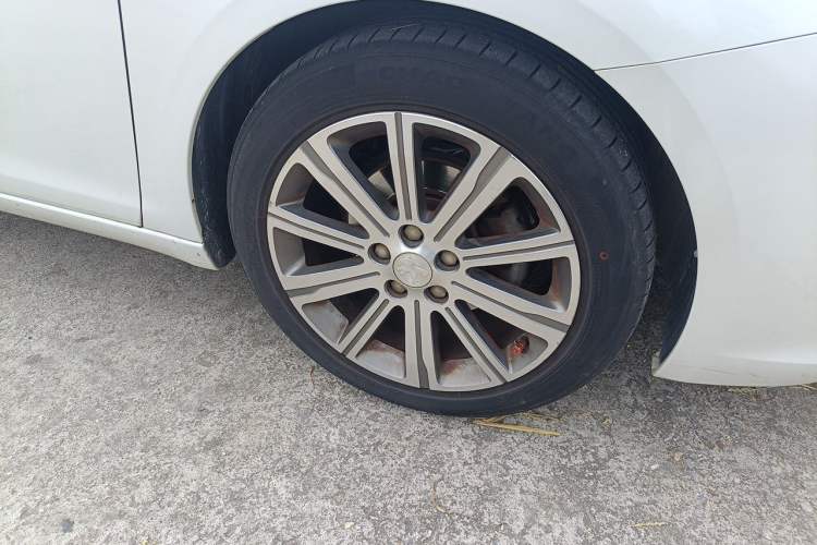 Used Peugeot 408 2014 1.8L Automatic Luxury Edition Right Front Wheel Hub