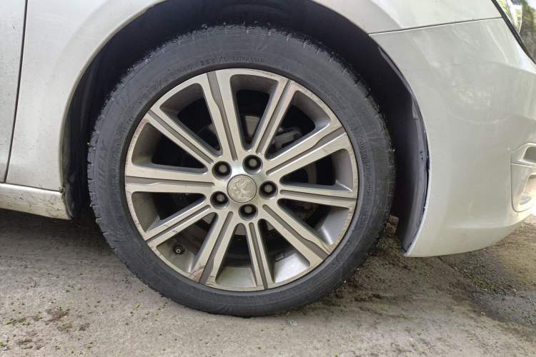 Used Peugeot 408 2014 1.8L Automatic Luxury Edition Right Front Wheel Hub