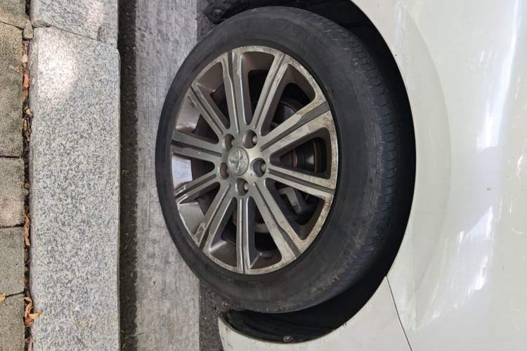 Used Peugeot 408 2014 1.8L Automatic Luxury Edition Right Front Wheel Hub