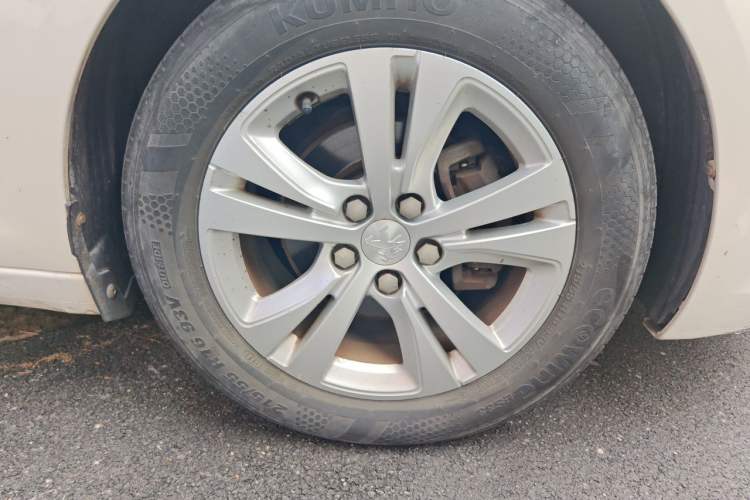 Used Peugeot 408 2014 1.8L Automatic Leading Edition Right Front Wheel Hub