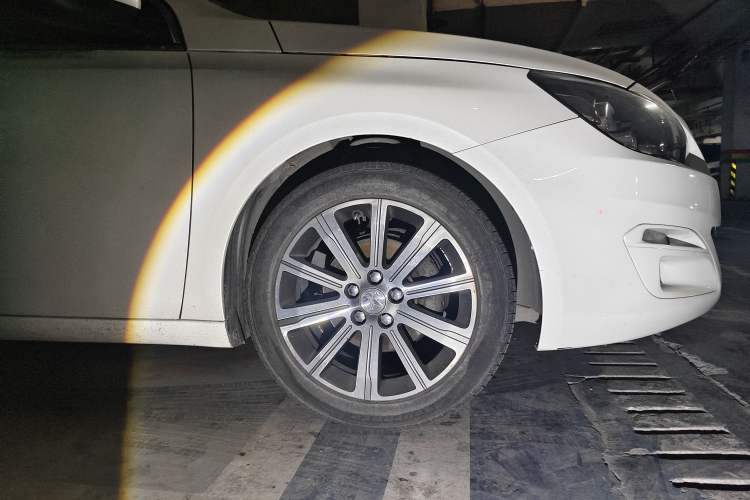 Used Peugeot 408 2014 1.8L Automatic Luxury Edition Right Front Wheel Hub