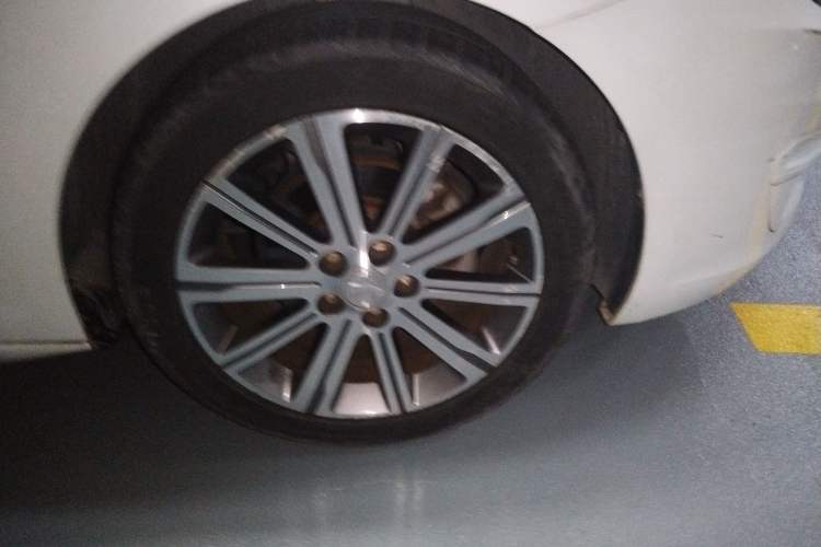 Used Peugeot 408 2014 1.8L Automatic Luxury Edition Right Front Wheel Hub