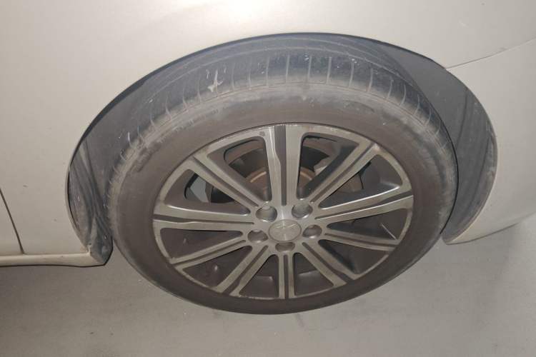 Used Peugeot 408 2014 1.8L Automatic Luxury Edition Right Front Wheel Hub