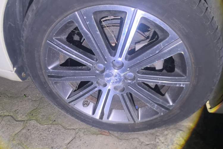 Used Peugeot 408 2014 1.8L Automatic Leading Edition Right Front Wheel Hub