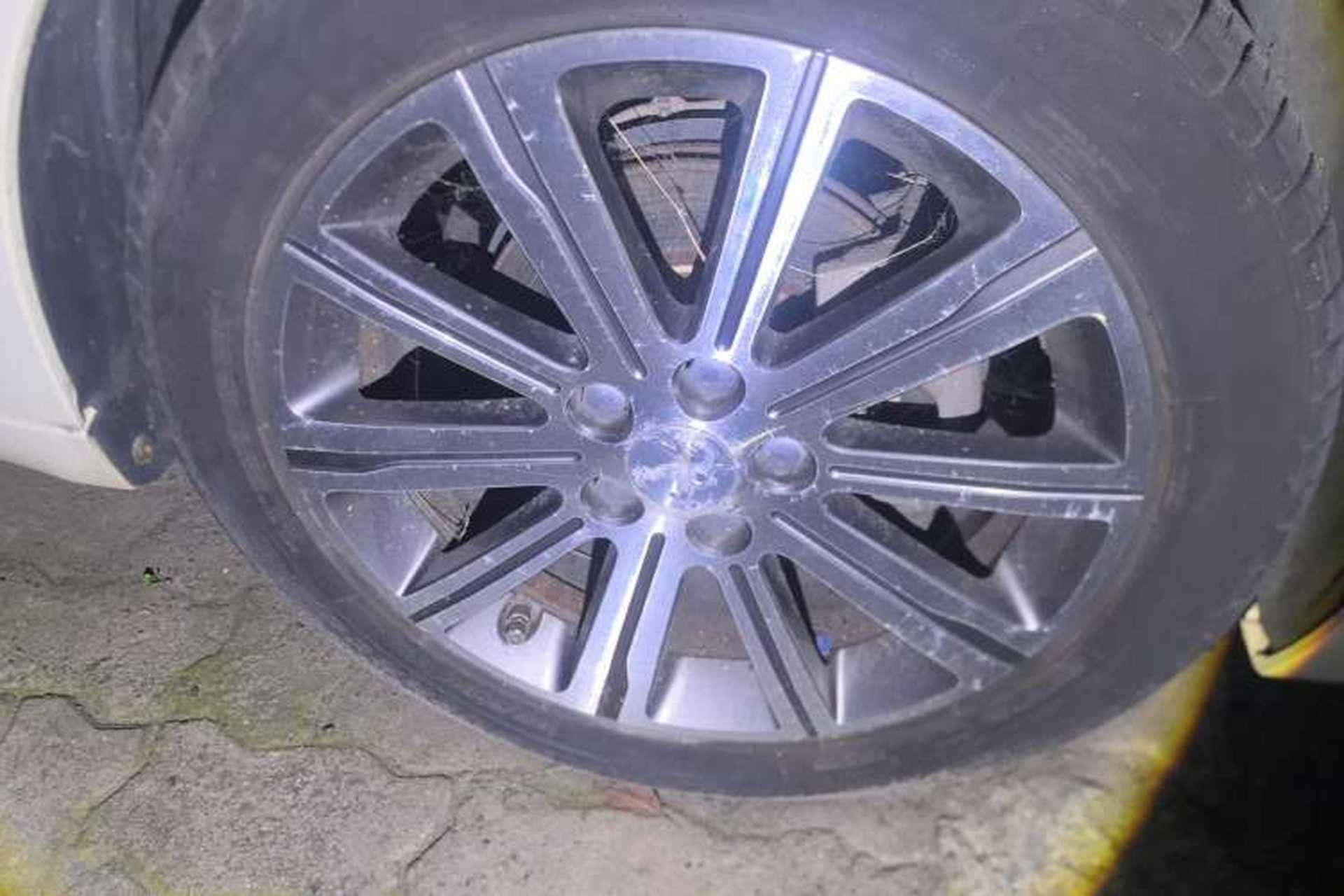 Used Peugeot 408 2014 1.8L Automatic Leading Edition Right Front Wheel Hub