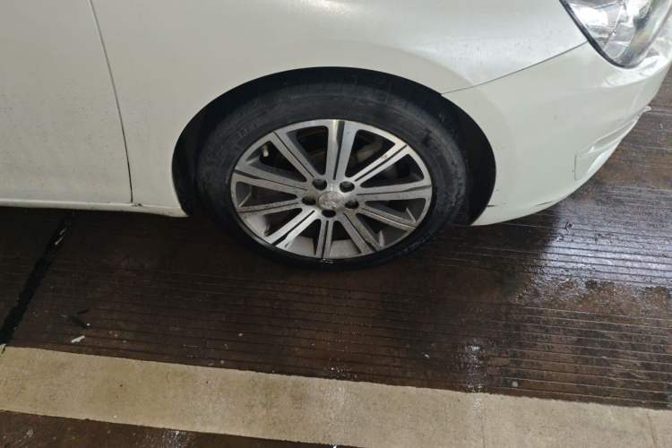 Used Peugeot 408 2014 1.8L Automatic Luxury Edition Right Front Wheel Hub