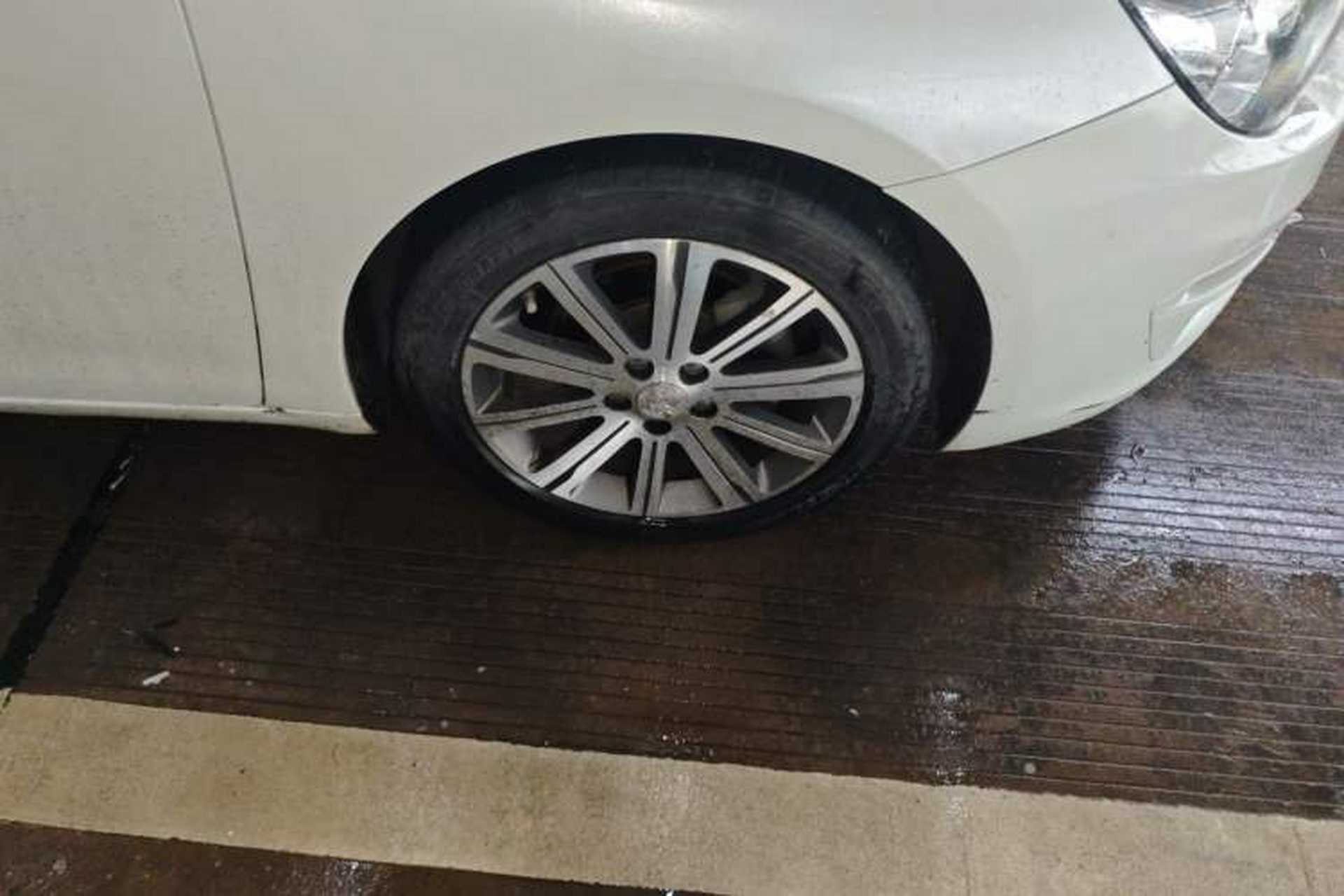 Used Peugeot 408 2014 1.8L Automatic Luxury Edition Right Front Wheel Hub