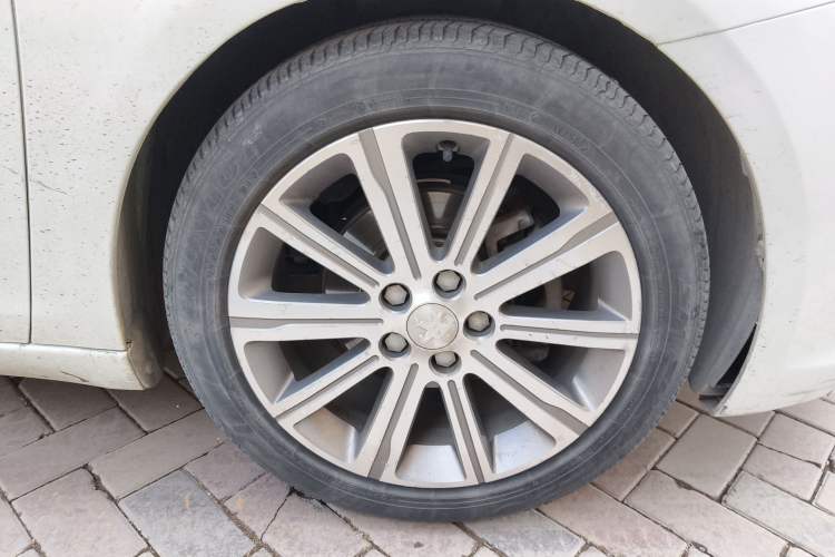 Used Peugeot 408 2014 1.8L Automatic Luxury Edition Right Front Wheel Hub