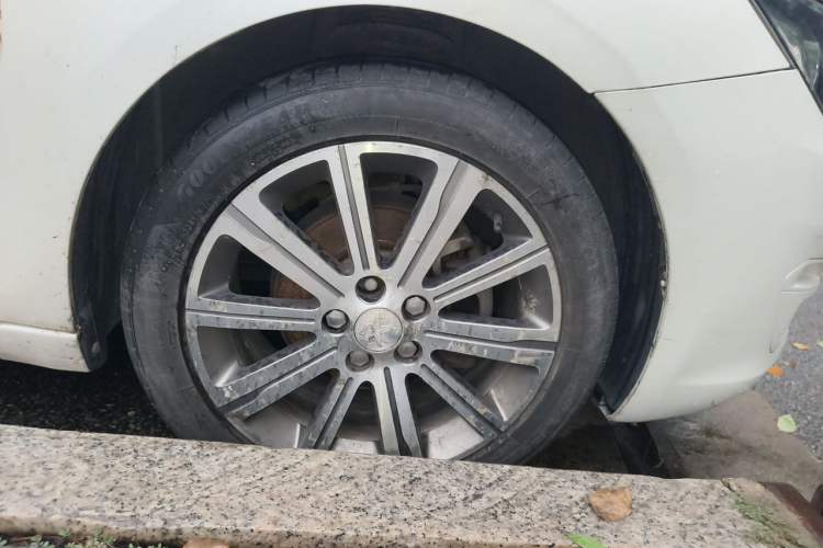 Used Peugeot 408 2014 1.8L Automatic Luxury Edition Right Front Wheel Hub