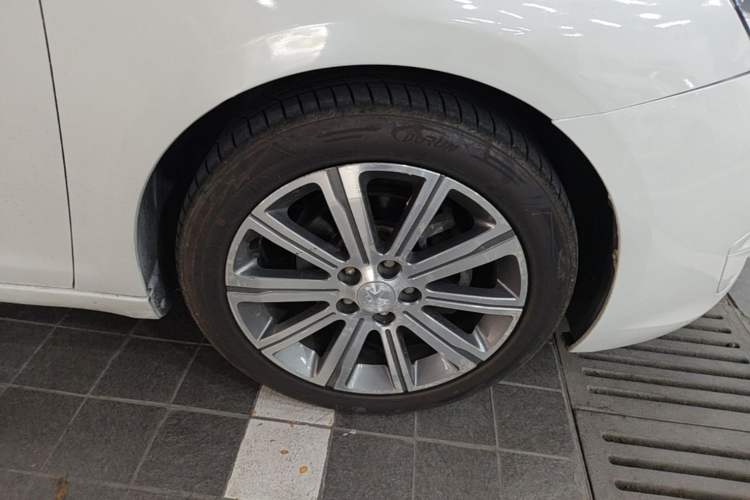 Used Peugeot 408 2014 1.8L Automatic Luxury Edition Right Front Wheel Hub