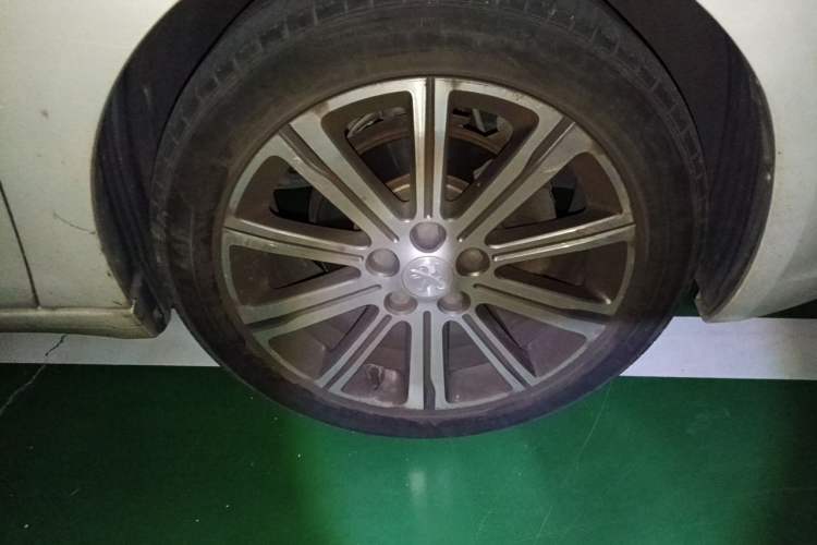 Used Peugeot 408 2014 1.8L Automatic Luxury Edition Right Front Wheel Hub