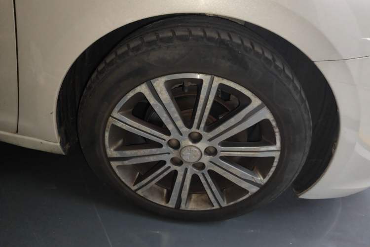 Used Peugeot 408 2014 1.8L Automatic Luxury Edition Right Front Wheel Hub