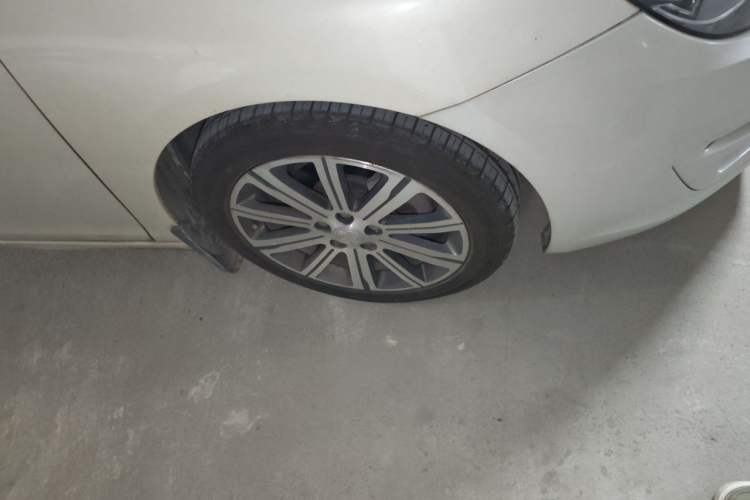Used Peugeot 408 2014 1.8L Automatic Luxury Edition Right Front Wheel Hub