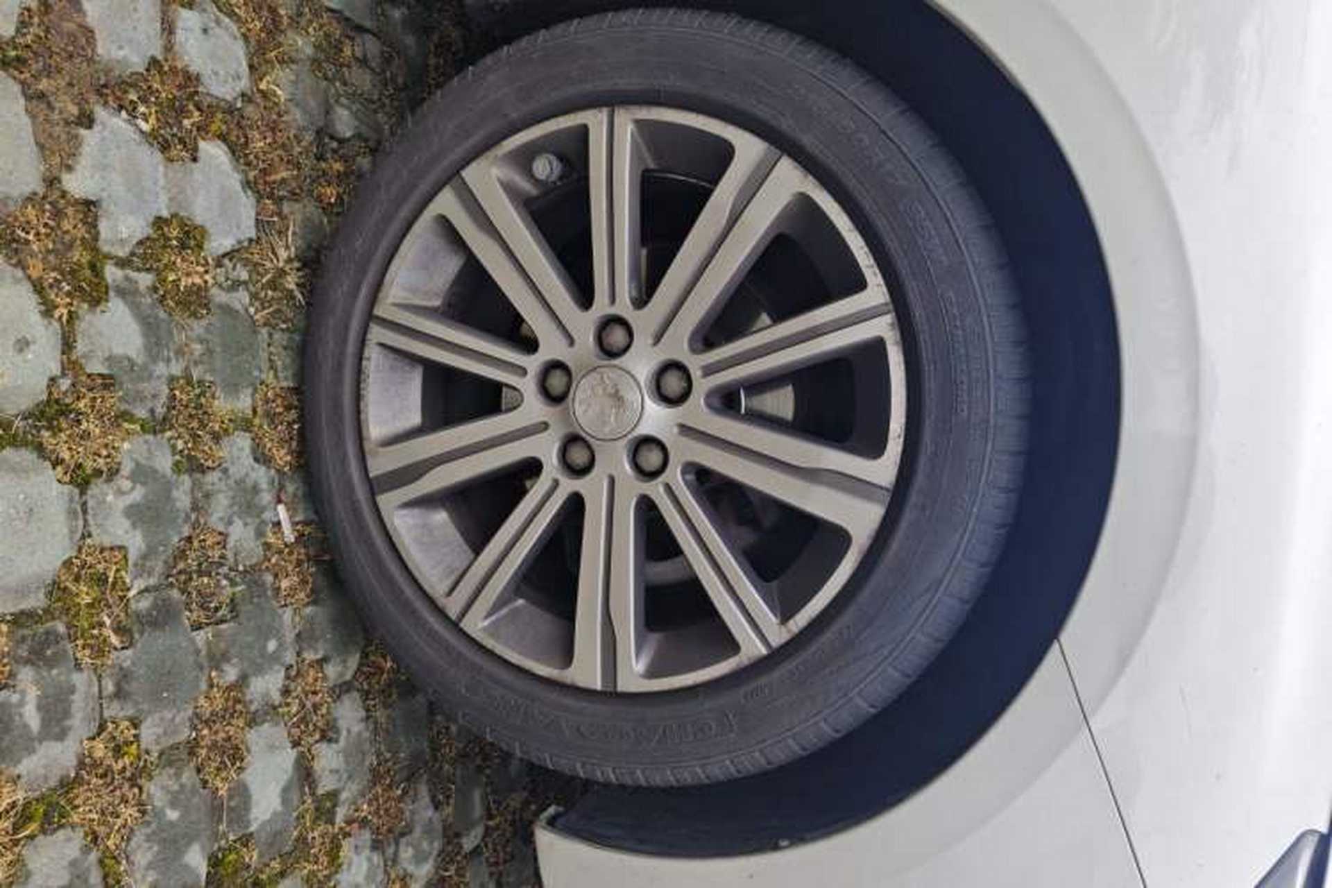 Used Peugeot 408 2014 1.8L Automatic Luxury Edition Right Front Wheel Hub