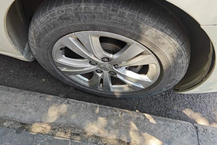 Used Peugeot 408 2014 1.8L Automatic Leading Edition Right Front Wheel Hub