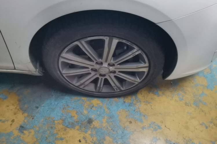 Used Peugeot 408 2014 1.8L Automatic Luxury Edition Right Front Wheel Hub