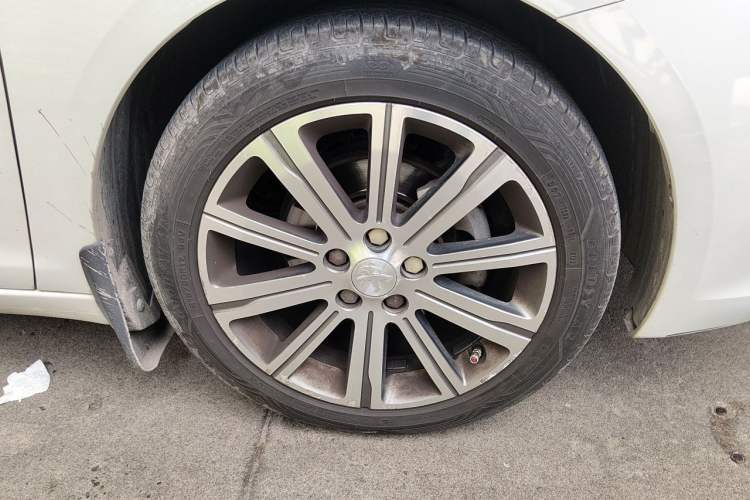 Used Peugeot 408 2014 1.8L Automatic Luxury Edition Right Front Wheel Hub