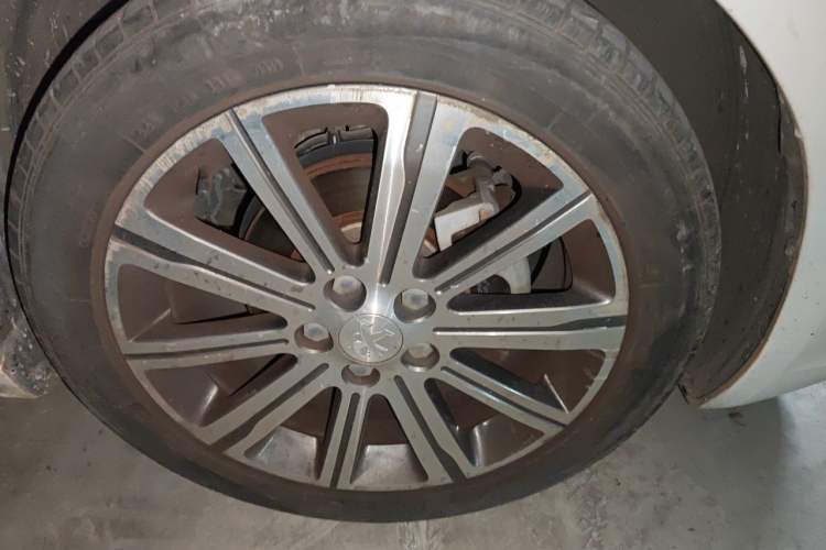 Used Peugeot 408 2014 1.8L Automatic Luxury Edition Right Front Wheel Hub