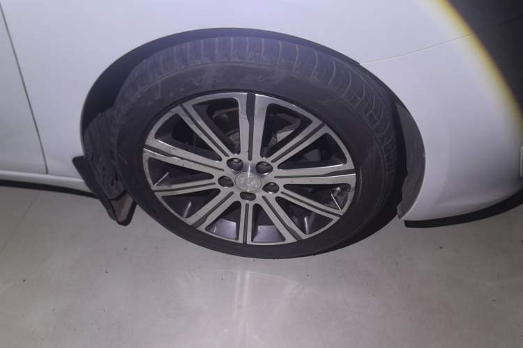 Used Peugeot 408 2014 1.8L Automatic Luxury Edition Right Front Wheel Hub