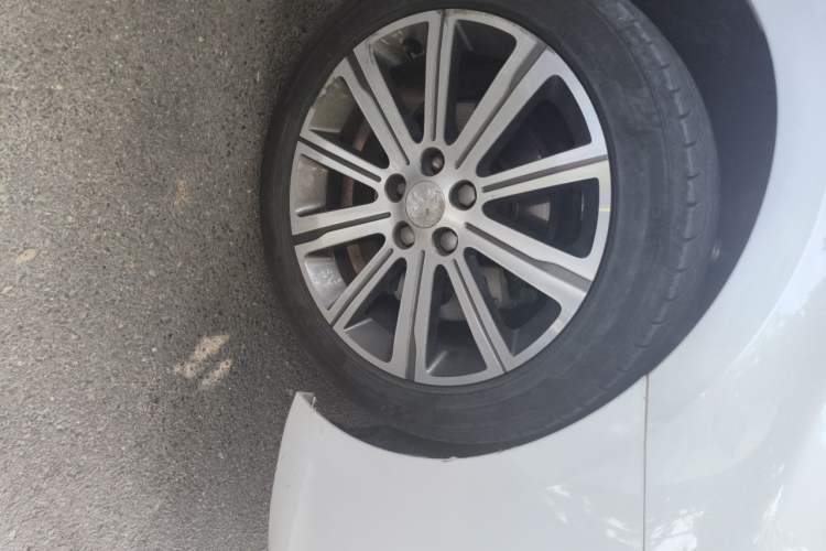 Used Peugeot 408 2014 1.8L Automatic Luxury Edition Right Front Wheel Hub
