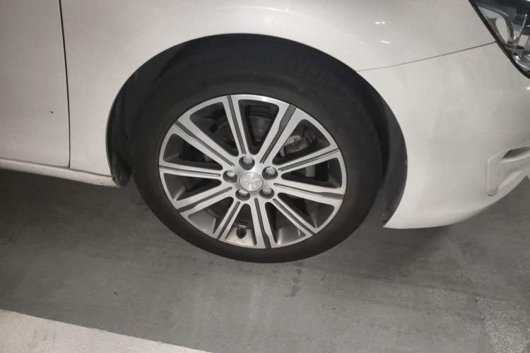 Used Peugeot 408 2014 1.8L Automatic Luxury Edition Right Front Wheel Hub