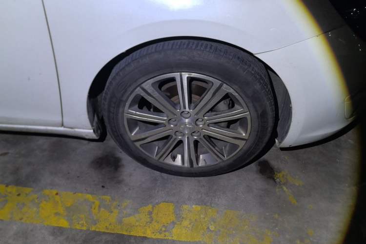 Used Peugeot 408 2014 1.8L Automatic Luxury Edition Right Front Wheel Hub