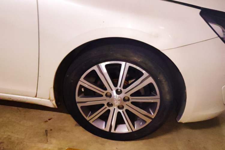 Used Peugeot 408 2014 1.8L Automatic Luxury Edition Right Front Wheel Hub