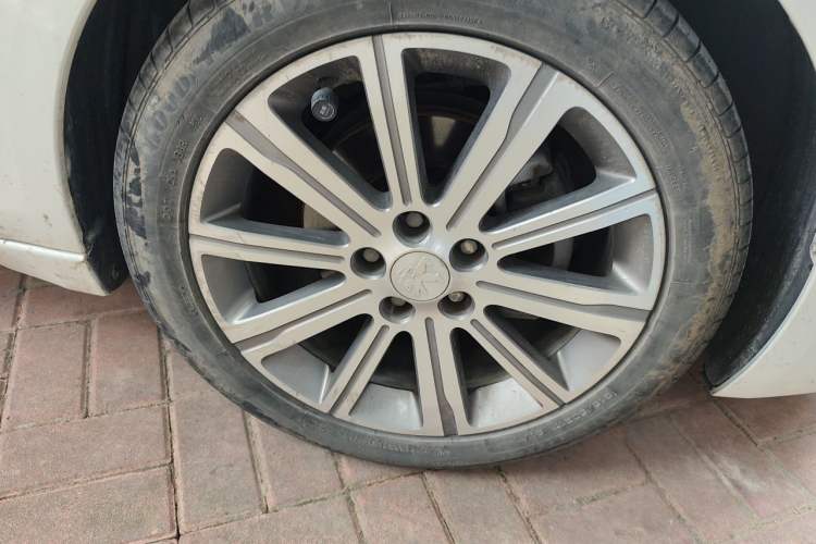 Used Peugeot 408 2014 1.8L Automatic Luxury Edition Right Front Wheel Hub