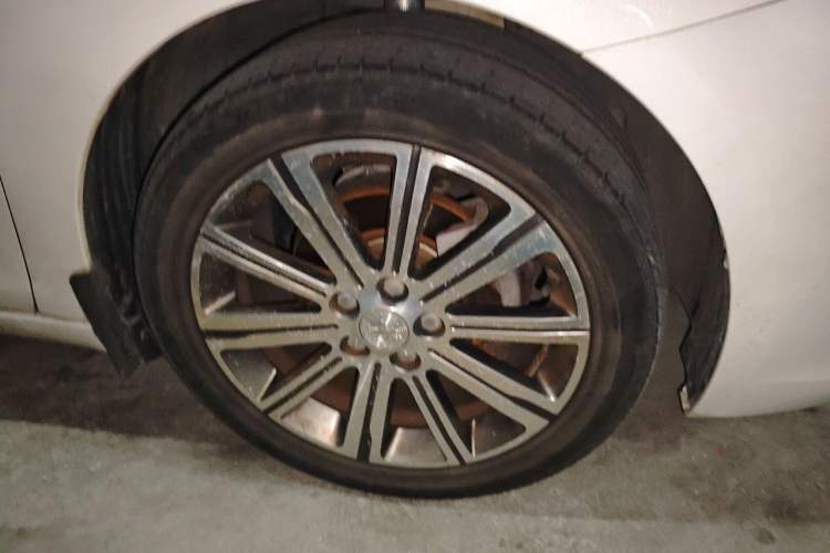 Used Peugeot 408 2014 1.8L Automatic Luxury Edition Right Front Wheel Hub
