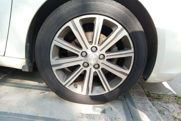Used Peugeot 408 2014 1.8L Automatic Luxury Edition Right Front Wheel Hub
