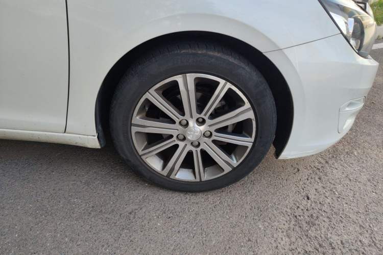Used Peugeot 408 2014 1.8L Automatic Luxury Edition Right Front Wheel Hub
