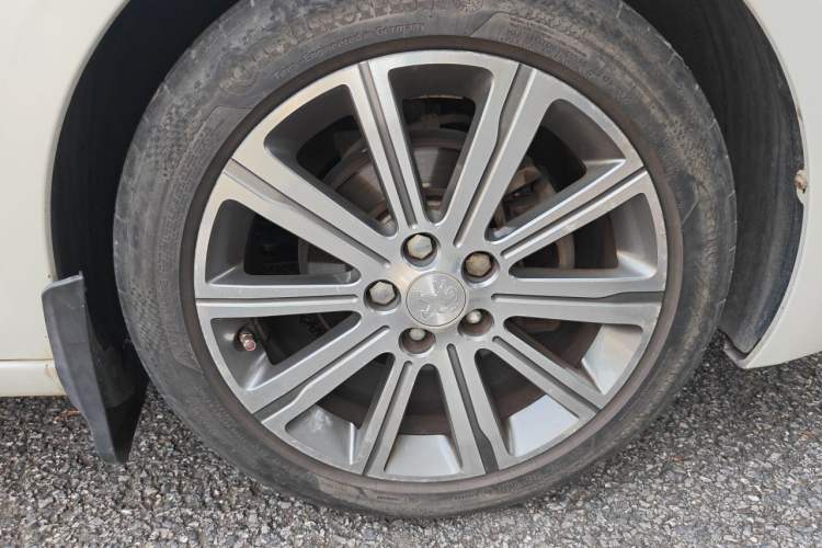 Used Peugeot 408 2014 1.8L Automatic Luxury Edition Right Front Wheel Hub